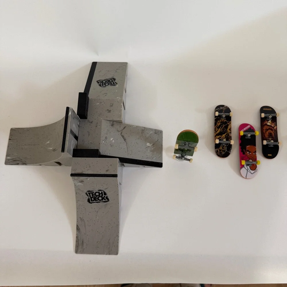 Tech Deck Fingerboard Skatepark Ramp Set + 4 Skateboards Spin Master 2009